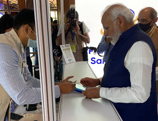 ಉದ್ಘಾಟನೆಗೂ ಮುನ್ನ ಮೊದಲ ಟಿಕೆಟ್ ಖರೀದಿಸಿದ ಪ್ರಧಾನಿ ನರೇಂದ್ರ ಮೋದಿ