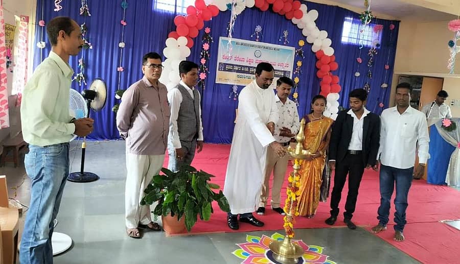 ಅಳ್ನಾವರದ ಸೇಂಟ್ ತೆರೇಸಾ ಶಿಕ್ಷಣ ಮಹಾವಿದ್ಯಾಲಯದ ಪ್ರಥಮ ವರ್ಷದ ಪ್ರಶಿಕ್ಷಣಾರ್ಧಿಗಳ ಸ್ವಾಗತ ಕಾರ್ಯಕ್ರಮವನ್ನು ಪ್ರಾಚಾರ್ಯ ಡಾ. ಎಸ್ ಲೂಕಾಸ್ ಉದ್ಘಾಟಿಸಿದರು