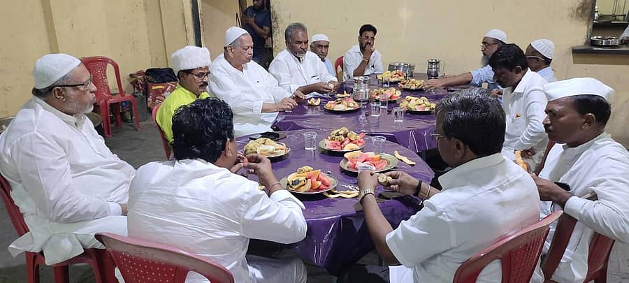 ಅಫಜಲಪುರ ಪಟ್ಟಣದ ಮಣ್ಣೂರ ಫಂಕ್ಷನ್ ಹಾಲ್ನಲ್ಲಿ ಬುಧವಾರ ಜೆ.ಎಂ. ಕೊರಬು ಫೌಂಡೇಶನ್ ವತಿಯಿಂದ ನಡೆದ ಇಫ್ತಿಯಾರ್ ಕೂಟ