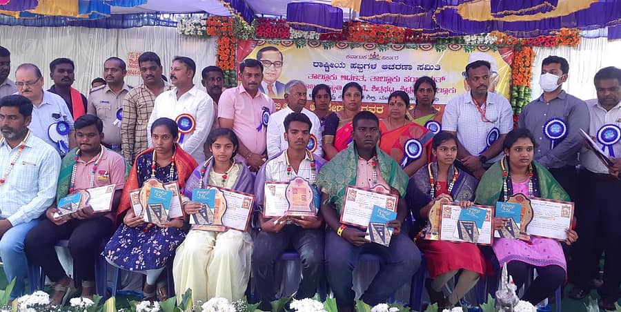 ಶಿಡ್ಲಘಟ್ಟದಲ್ಲಿ ನಡೆದ ಡಾ.ಬಿ.ಆರ್. ಅಂಬೇಡ್ಕರ್ ಹಾಗೂ ಡಾ.ಬಾಬು ಜಗಜೀವನ ರಾಂ ಜನ್ಮ ದಿನಾಚರಣೆಯಲ್ಲಿ ಪ್ರತಿಭಾವಂತ ವಿದ್ಯಾರ್ಥಿಗಳನ್ನು ಗೌರವಿಸಲಾಯಿತು