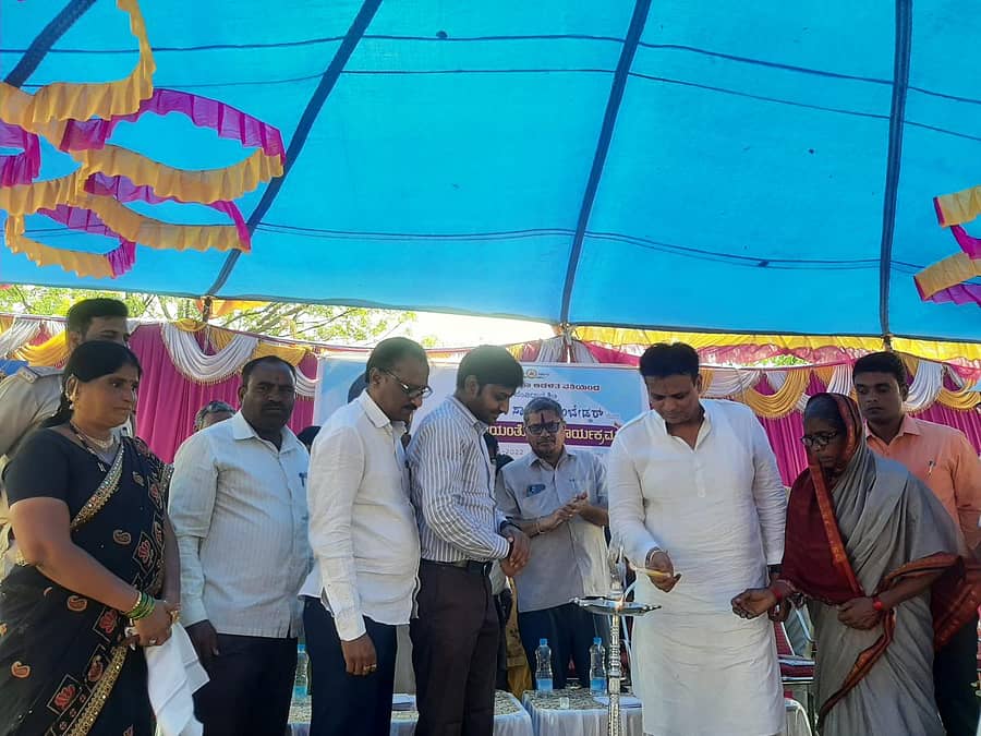 ಜೇವರ್ಗಿ ತಾಲ್ಲೂಕು ಆಡಳಿತ ವತಿಯಿಂದ ಮಿನಿವಿಧಾನಸೌಧ ಆವರಣದಲ್ಲಿ ಗುರುವಾರ ಹಮ್ಮಿಕೊಂಡಿದ್ದ ಅಂಬೇಡ್ಕರ್ ಜಯಂತ್ಯುತ್ಸವ ಕಾರ್ಯಕ್ರಮವನ್ನು ಶಾಸಕ ಡಾ.ಅಜಯಸಿಂಗ್ ಉದ್ಘಾಟಿಸಿದರು