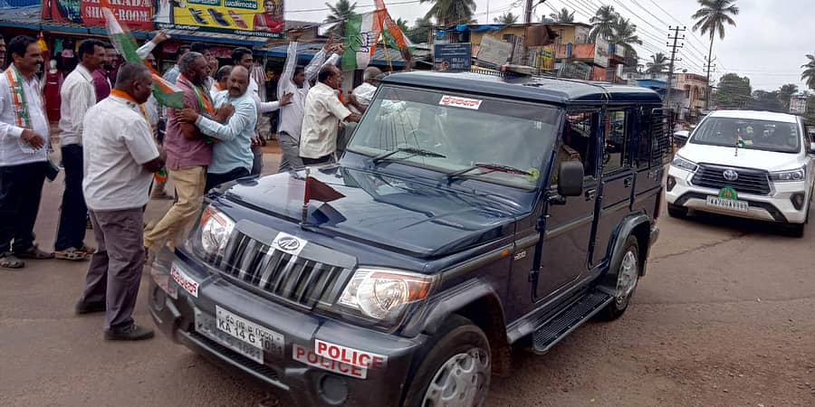 ರಿಪ್ಪನ್‌ಪೇಟೆಯಲ್ಲಿ ಕಾಂಗ್ರೆಸ್‌ ಕಾರ್ಯಕರ್ತರು ಗೃಹ ಸಚಿವ ಆರಗ ಜ್ಞಾನೇಂದ್ರ ಅವರ ವಾಹನ ತಡೆಯಲು ಯತ್ನಿಸಿದರು