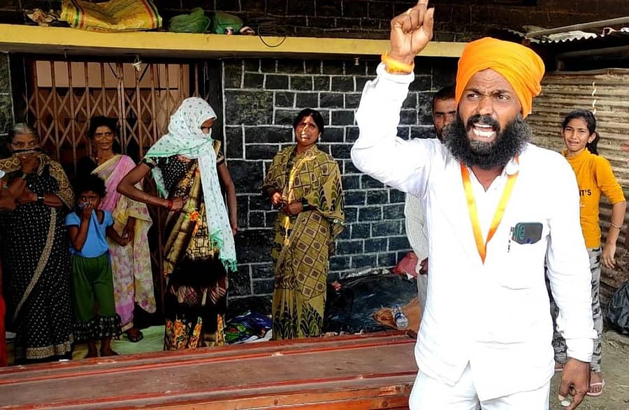 ಕಮಲನಗರ ತಾಲ್ಲೂಕಿನ ಡಿಗ್ಗಿ ಗ್ರಾಮದಲ್ಲಿ ಗುರುವಾರ ಕೊಲೆಯಾದ ಯುವಕನ ಸಹೋದರ ಸಂಭಂದಿಕರು ನ್ಯಾಯ ಒದಗಿಸಿ ಕೊಡಬೇಕೆಂದು ಒತ್ತಾಯಿಸಿ ಪ್ರತಿಭಟನೆ ನಡೆಸಿದರು