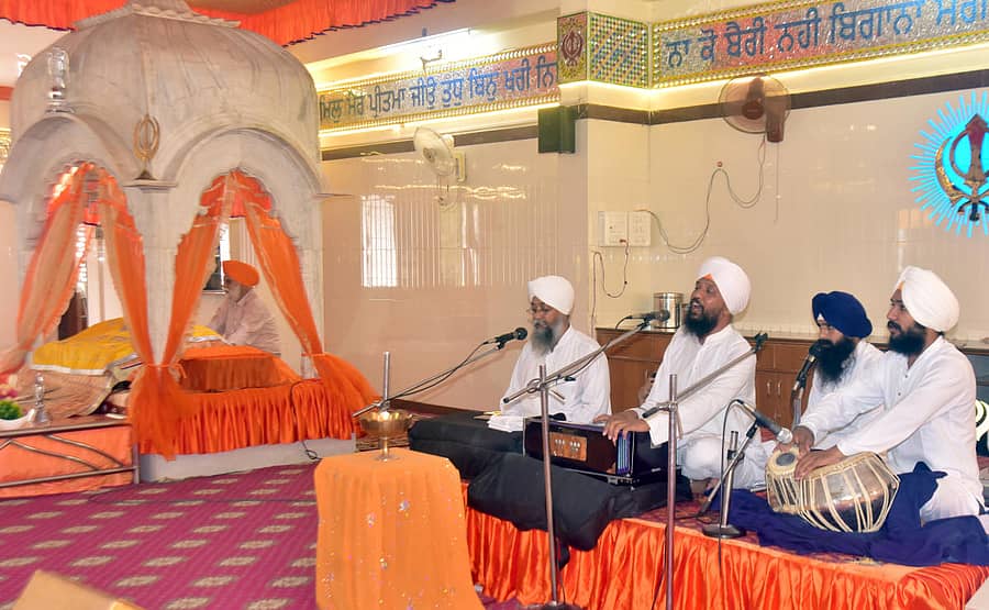 ಬೈಸಾಖಿ ದಿನದ ಅಂಗವಾಗಿ ಹುಬ್ಬಳ್ಳಿಯ ದೇಶಪಾಂಡೆ ನಗರದಲ್ಲಿರುವ ಗುರುದ್ವಾರದಲ್ಲಿ ಸುರಿಂದರ್ ಸಿಂಗ್ ಗಿಲ್ ಮತ್ತು ಗ್ಯಾನಿ ಮೇಜರ್ ಸಿಂಗ್ ಅವರ ತಂಡ ಕೀರ್ತನೆಗಳನ್ನು ಪ್ರಸ್ತುತಪಡಿಸಿತು