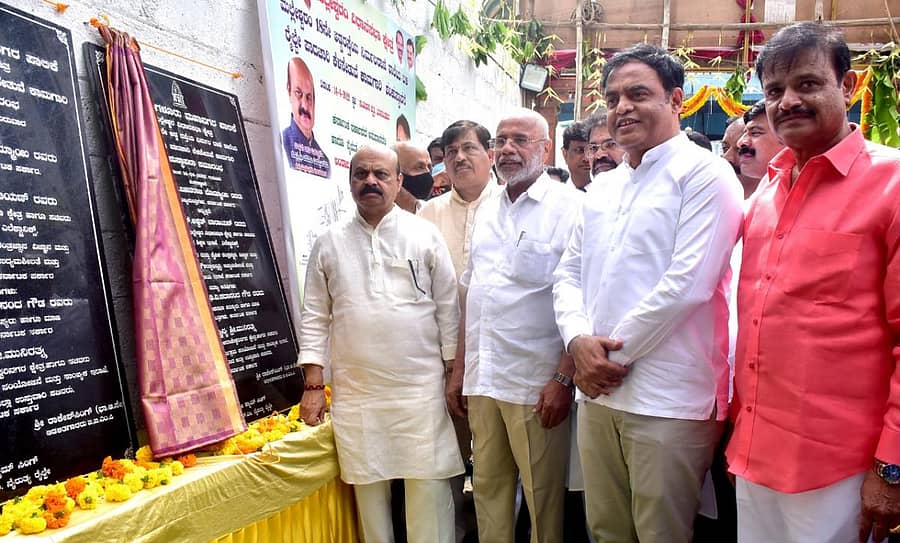 ಮಲ್ಲೇಶ್ವರ ವಿಧಾನಸಭಾ ಕ್ಷೇತ್ರ ವ್ಯಾಪ್ತಿಯ ಪಟೇಲ್ ಭೈರಹನುಮಯ್ಯ ಕೊಳಗೇರಿ ನಿವಾಸಿಗಳಿಗಾಗಿ ನಿರ್ಮಿಸಿರುವ 60 ಮನೆಗಳ ಬಹುಮಹಡಿ ಕಟ್ಟಡವನ್ನು ಮುಖ್ಯಮಂತ್ರಿ ಬಸವರಾಜ ಬೊಮ್ಮಾಯಿ ಗುರುವಾರ ಉದ್ಘಾಟಿಸಿದರು. (ಎಡದಿಂದ) ಸಚಿವ ಮುರುಗೇಶ್ ನಿರಾಣಿ, ಸಂಸದ ಡಿ.ವಿ.ಸದಾನಂದ ಗೌಡ, ಸಚಿವ ಡಾ.ಸಿ.ಎನ್.ಅಶ್ವತ್ಥ ನಾರಾಯಣ, ಶಾಸಕ ಮುನಿರತ್ನ ಇದ್ದರು.