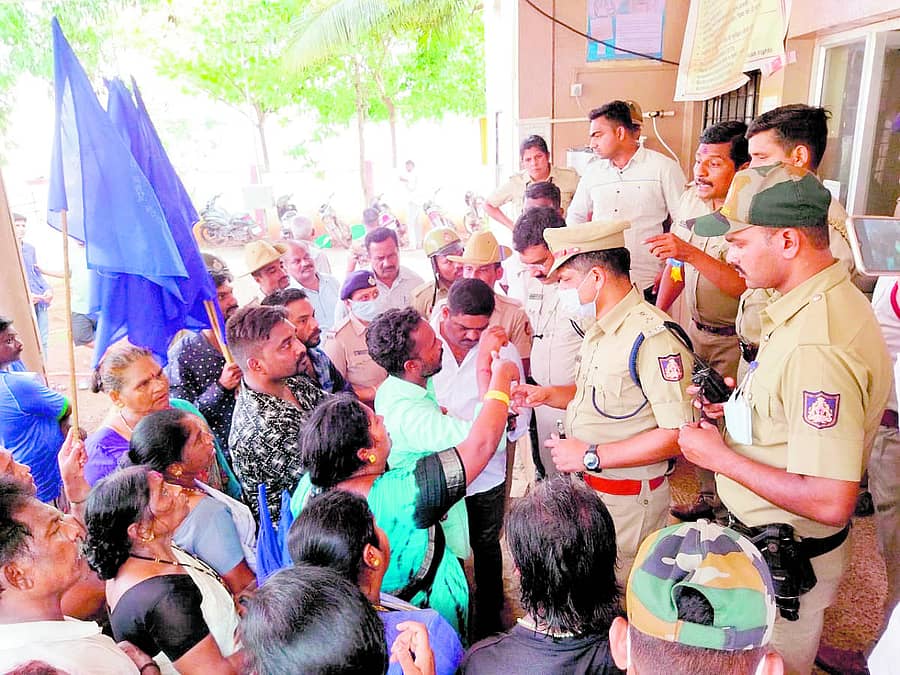 ಹುಬ್ಬಳ್ಳಿಯ ಆರ್ಜಿಎಸ್ ರೈಲ್ವೆ ಕಾಲೊನಿಯ ವಿನೋಬಾನಗರದ ಮೈದಾನದಲ್ಲಿ ಪ್ರತಿಷ್ಠಾಪಿಸಿದ್ದ ಡಾ.ಬಿ.ಆರ್. ಅಂಬೇಡ್ಕರ್ ಪುತ್ಥಳಿಯನ್ನು ಪೊಲೀಸರು ಗುರುವಾರ ತೆರವುಗೊಳಿಸಿದ್ದನ್ನು ಖಂಡಿಸಿ, ಕೇಶ್ವಾಪುರ ಪೊಲೀಸ್ ಠಾಣೆಗೆ ಮುತ್ತಿಗೆ ಹಾಕಿದ ಪ್ರತಿಭಟನಾಕಾರರು ಹಾಗೂ ಪೊಲೀಸರ ಮಧ್ಯೆ ಮಾತಿನ ಚಕಮಕಿ ನಡೆಯಿತು. ಡಿಸಿಪಿ ಗೋಪಾಲ ಬ್ಯಾಕೋಡ, ಎಸಿಪಿ ವಿನೋದ ಮುಕ್ತೇದಾರ, ಇನ್ಸ್ಪೆಕ್ಟರ್ ಜಗದೀಶ ಹಂಚಿನಾಳ ಇದ್ದಾರೆ