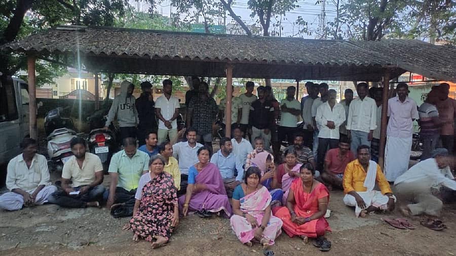 ಕೊಳ್ಳೇಗಾಲದ ನಗರ ಠಾಣೆ ಮುಂದೆ ಪ್ರತಿಭಟನೆ ನಡೆಸುತ್ತಿರುವ ಉತ್ತಂಬಳ್ಳಿ ಗ್ರಾಮಸ್ಥರು