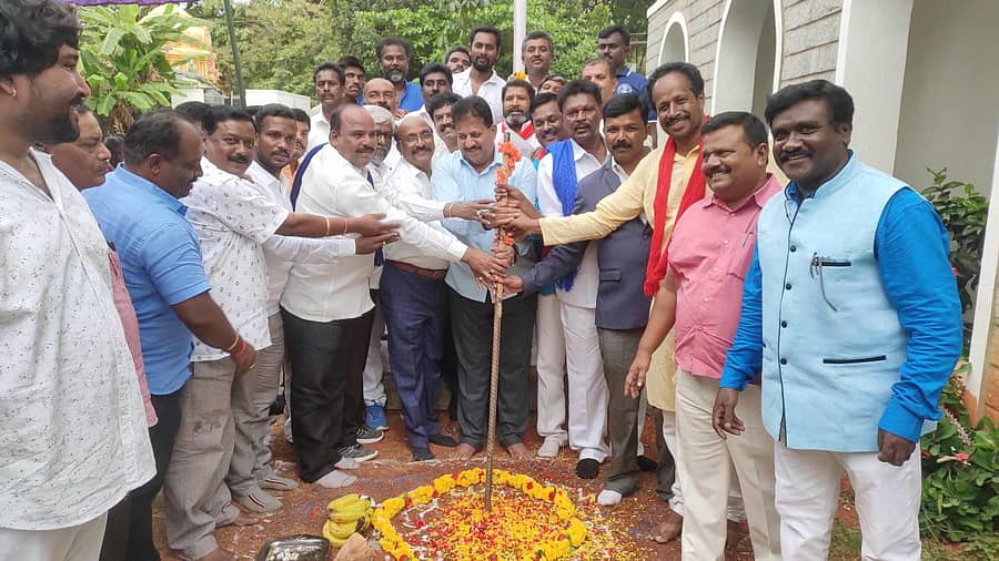 ಯಲಹಂಕ ಮಿನಿ ವಿಧಾನಸೌಧ ಮುಂಭಾಗ ಅಂಬೇಡ್ಕರ್ ಪ್ರತಿಮೆ ಸ್ಥಾಪಿಸುವ ಕಾಮಗಾರಿಗೆ ಶಾಸಕ ಎಸ್.ಆರ್.ವಿಶ್ವನಾಥ್ ಭೂಮಿ ಪೂಜೆ ನೆರವೇರಿಸಿದರು. ತಹಶೀಲ್ದಾರ್ ಕೆ.ನರಸಿಂಹಮೂರ್ತಿ, ಪಾಲಿಕೆ ಮಾಜಿ ಸದಸ್ಯ ಎಂ. ಸತೀಶ್, ತಾಲ್ಲೂಕು ಪಂಚಾಯಿತಿ ಕಾರ್ಯನಿರ್ವಹಣಾಧಿಕಾರಿ ಪ್ರಕಾಶ, ಸಮಾಜಕಲ್ಯಾಣ ಇಲಾಖೆಯ ಸಹಾಯಕ ನಿರ್ದೇಶಕ ಎನ್.ಎನ್. ನಾಗರಾಜ್, ಶಿಶು ಅಭಿವೃದ್ಧಿ ಯೋಜನಾಧಿಕಾರಿ ವಿಜಯಕುಮಾರ್ ಇದ್ದರು.