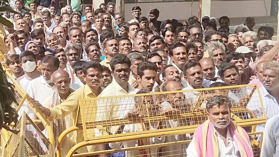 ಬಾಗೇಪಲ್ಲಿ ಸರ್ಕಾರಿ ಶಾಲಾವರಣದ ಮುಂದೆ ದಿ. ಜಿ.ವಿ.ಶ್ರೀರಾಮರೆಡ್ಡಿ ಅವರ ಪಾರ್ಥಿವ ಶರೀರದ ವೀಕ್ಷಿಸಲು ತಂಡೋಪತಂಡವಾಗಿ ಜನರು ಸಾಲುಗಟ್ಟಿ ನಿಂತಿದ್ದರು