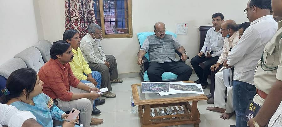 ಚಿಂಚೋಳಿ ತಾಲ್ಲೂಕು ಕುಂಚಾವರಂನಲ್ಲಿ ಅಧಿಕಾರಿಗಳ ಸಭೆ ನಡೆಸಿದ ಸಂಸದ ಉಮೇಶ ಜಾಧವ ಮಹಿಬೂಬನಗರ– ಬಾಪೂರ ರಾಷ್ಟ್ರೀಯ ಹೆದ್ದಾರಿ ಬಗ್ಗೆ ಮಾಹಿತಿ ಪಡೆದರು