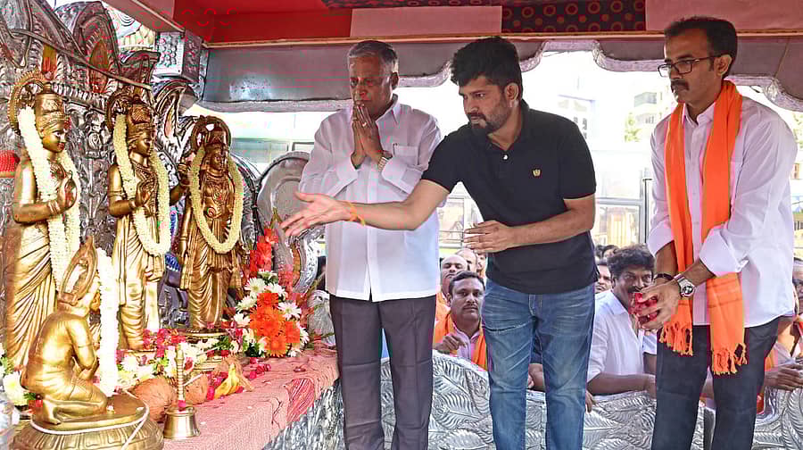 ಸಚಿವ ವಿ.ಸೋಮಣ್ಣ, ಸಂಸದ ಪ್ರತಾಪ್ ಸಿಂಹ ಹಾಗೂ ಬಿಜೆಪಿ ಮುಖಂಡ ಡಾ.ಅರುಣ್ ಸೋಮಣ್ಣ ಅವರು ಶ್ರೀರಾಮನ ವಿಗ್ರಹಕ್ಕೆ ಪುಷ್ಪನಮನ ಸಲ್ಲಿಸಿ ರಥಯಾತ್ರೆಗೆ ಚಾಲನೆ ನೀಡಿದರು–ಪ್ರಜಾವಾಣಿ ಚಿತ್ರ
