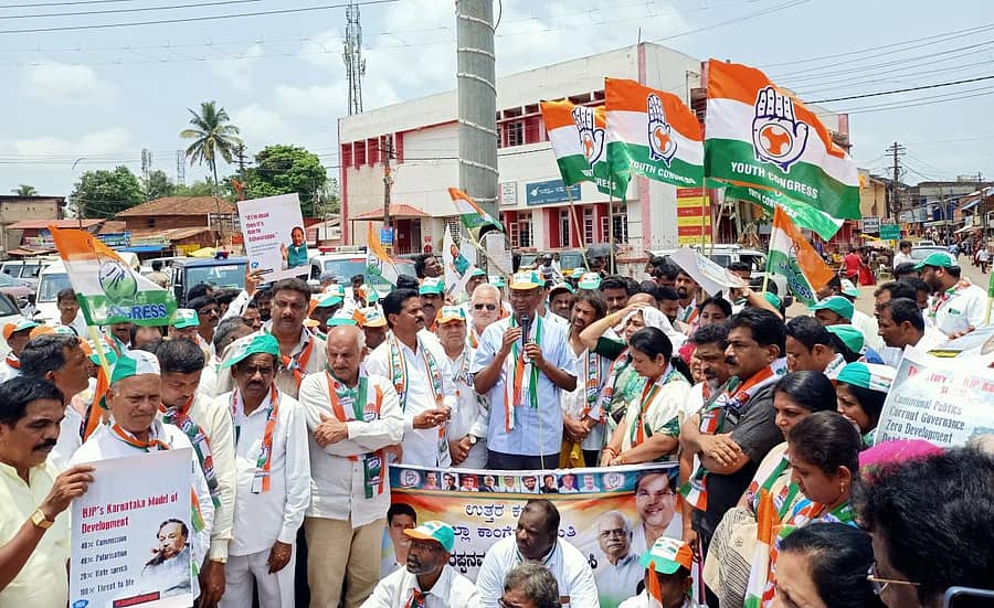 ಶಾಸಕ ಕೆ.ಎಸ್.ಈಶ್ವರಪ್ಪ ಬಂಧನಕ್ಕೆ ಒತ್ತಾಯಿಸಿ ಶಿರಸಿಯಲ್ಲಿ ನಡೆದ ಪ್ರತಿಭಟನೆಯಲ್ಲಿ ಕೆಪಿಸಿಸಿ ಕಾರ್ಯಾಧ್ಯಕ್ಷ ಸತೀಶ ಜಾರಕಿಹೋಳಿ ಮಾತನಾಡಿದರು.