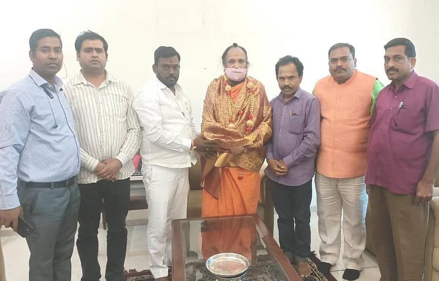 ಬೀದರ್ನಲ್ಲಿ ನಡೆಯಲಿರುವ ಶ್ರೀ ಜಗದ್ಗುರು ಪಂಚಾಚಾರ್ಯ ಜಯಂತಿ ಯುಗಮಾನೋತ್ಸವಕ್ಕೆ ನವದೆಹಲಿಯಲ್ಲಿ ಸೋಲಾಪೂರ ಸಂಸದರಾದ ಡಾ. ಜಯಸಿದ್ಧೇಶ್ವರ ಶಿವಾಚಾರ್ಯ ಅವರನ್ನು ಆಹ್ವಾನಿಸಲಾಯಿತು