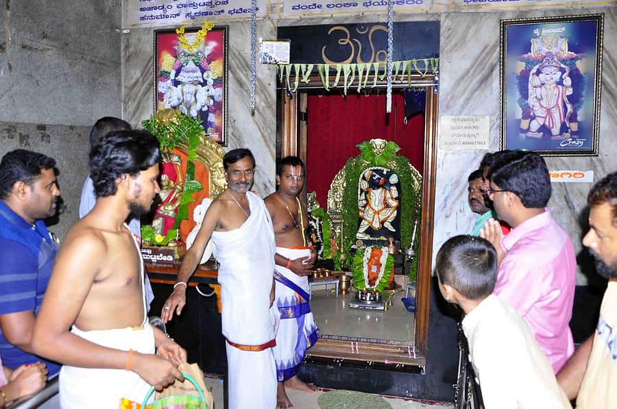 ಹಾಸನದ ರೈಲು ನಿಲ್ದಾಣ ಎದುರು ಆಂಜನೇಯ ಮೂರ್ತಿಗೆ ಪೂಜೆ ಸಲ್ಲಿಸಲಾಯಿತು