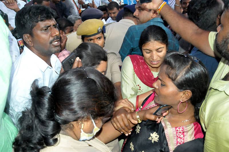 ಸಿದ್ದರಾಮಯ್ಯ ಜತೆ ಸೆಲ್ಫಿ ತೆಗೆದುಕೊಳ್ಳಲು ಬಂದ ಯುವತಿಯನ್ನು ತಡೆದ ಪೊಲೀಸರು