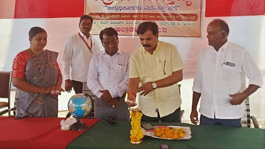 ಚಿಟಗುಪ್ಪದ ನಾಗನಕೇರಾ ಗ್ರಾಮದಲ್ಲಿ ಶನಿವಾರ ನಡೆದ ಗ್ರಾಮ ವಾಸ್ತವ್ಯ ಕಾರ್ಯಕ್ರಮವನ್ನನು ತಹಶೀಲ್ದಾರ್ ರವೀಂದ್ರ ದಾಮಾ ಉದ್ಘಾಟಿಸಿದರು. ತಾ.ಪಂ ಇಒ ವೆಂಕಟ ಸಿಂಧೆ, ಗ್ರಾ.ಪಂ ಅಧ್ಯಕ್ಷ ನಾಗಪ್ಪ ಅರ್ಕಿ, ಉಪಾಧ್ಯಕ್ಷೆ ಸುವರ್ಣ ಇದ್ದರು