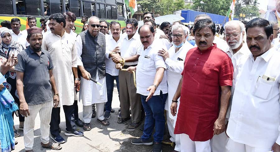 ಶಾಸಕ ಕೆ.ಎಸ್.ಈಶ್ವರಪ್ಪ ಬಂಧನಕ್ಕೆ ಆಗ್ರಹಿಸಿ ಶನಿವಾರ ಶಿವಮೊಗ್ಗದ ಶಿವಪ್ಪ ನಾಯಕ ವೃತ್ತದಲ್ಲಿ ಜಿಲ್ಲಾ ಕಾಂಗ್ರೆಸ್ನಿಂದ ಪ್ರತಿಭಟನೆ ನಡೆಯಿತು.