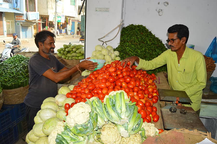 ಯಾದಗಿರಿಯ ರೈಲು ನಿಲ್ದಾಣ ರಸ್ತೆಯಲ್ಲಿರುವ ತರಕಾರಿ ಮಾರುಕಟ್ಟೆ ನೋಟಪ್ರಜಾವಾಣಿ ಚಿತ್ರಗಳು/ ರಾಜಕುಮಾರ ನಳ್ಳಿಕರ