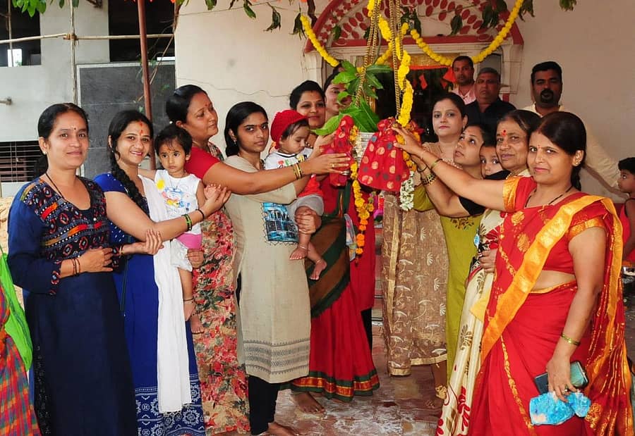 ಹುಬ್ಬಳ್ಳಿಯ ಕಮರಿಪೇಟೆಯ ಹನುಮಂತ ದೇವಸ್ಥಾನದಲ್ಲಿ ಶನಿವಾರ ತೊಟ್ಟಿಲೋತ್ಸವ ನಡೆಯಿತು