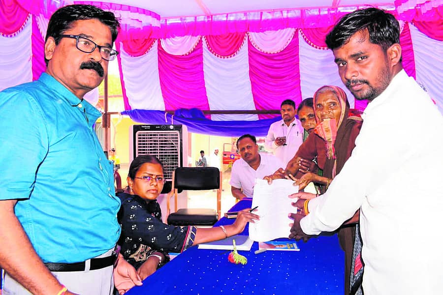 ವಡಗೇರಾ ತಾಲ್ಲೂಕಿನ ಹೈಯ್ಯಾಳ (ಬಿ) ಗ್ರಾಮದಲ್ಲಿ ಶನಿವಾರ ಹಮ್ಮಿಕೊಂಡಿದ್ದ ‘ಜಿಲ್ಲಾಧಿಕಾರಿ ನಡೆ-ಹಳ್ಳಿ ಕಡೆ’ ಕಾರ್ಯಕ್ರಮದಲ್ಲಿ ಫಲಾನುಭವಿಯೊಬ್ಬರಿಗೆ ಆದೇಶ ಪತ್ರ ವಿತರಿಸಲಾಯಿತು