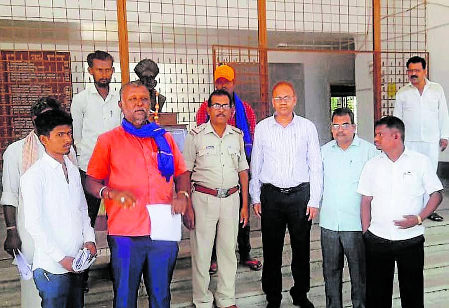 ಶಹಾಪುರ ತಾಲ್ಲೂಕಿನ ಭೀಮರಾಯನಗುಡಿ ಆಡಳಿತ ಕಚೇರಿಯ ಎದುರು ದಲಿತ ಹಿಂದುಳಿದ ಮತ್ತು ಅಲ್ಪಸಂಖ್ಯಾತರ ಒಕ್ಕೂಟದ ಸಂಚಾಲಕ ವೆಂಕೋಬ ದೊರೆ ನೇತೃತ್ವದಲ್ಲಿ ಪ್ರತಿಭಟನೆ ನಡೆಸಲಾಯಿತು