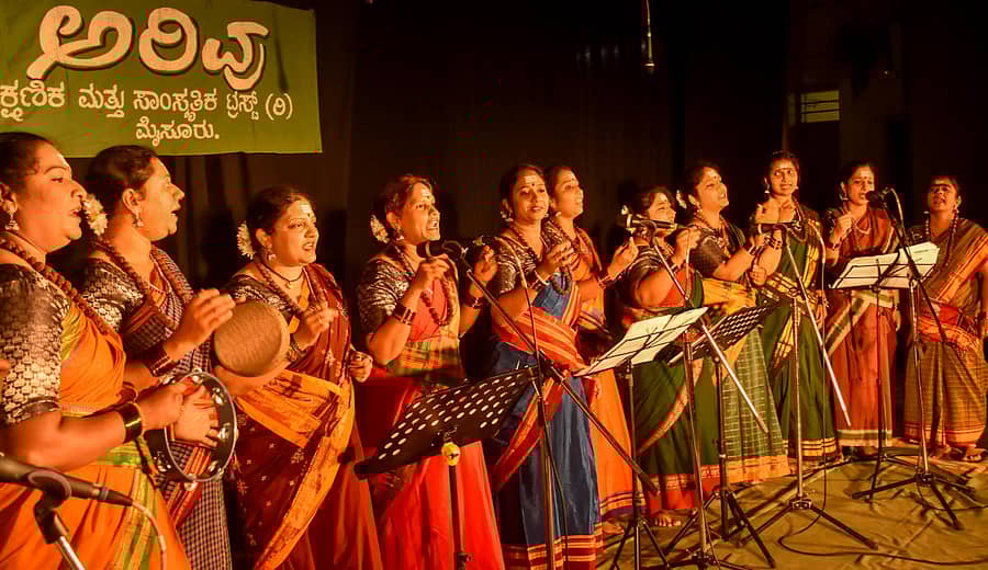 ಮೈಸೂರಿನ ಶಾರದಾವಿಲಾಸ ಶತಮಾನೋತ್ಸವ ಭವನದಲ್ಲಿ ಅರಿವು ಶೈಕ್ಷಣಿಕ ಹಾಗೂ ಸಾಂಸ್ಕೃತಿಕ ಟ್ರಸ್ಟ್‌ ಶನಿವಾರ ಏರ್ಪಡಿಸಿದ್ದ ‘ಅರಿವು ಹಬ್ಬ’ದಲ್ಲಿ ಪೋಷಕರು ಹಾಗೂ ಶಿಕ್ಷಕರ ತಂಡ ಗಾಯನವನ್ನು ಪ್ರಸ್ತುತಪಡಿಸಿತು