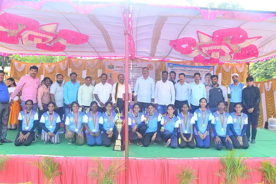 ಪ್ರಶಸ್ತಿಯೊಂದಿಗೆ ಹಾಸನ ಬಾಲಕಿಯರ ತಂಡ