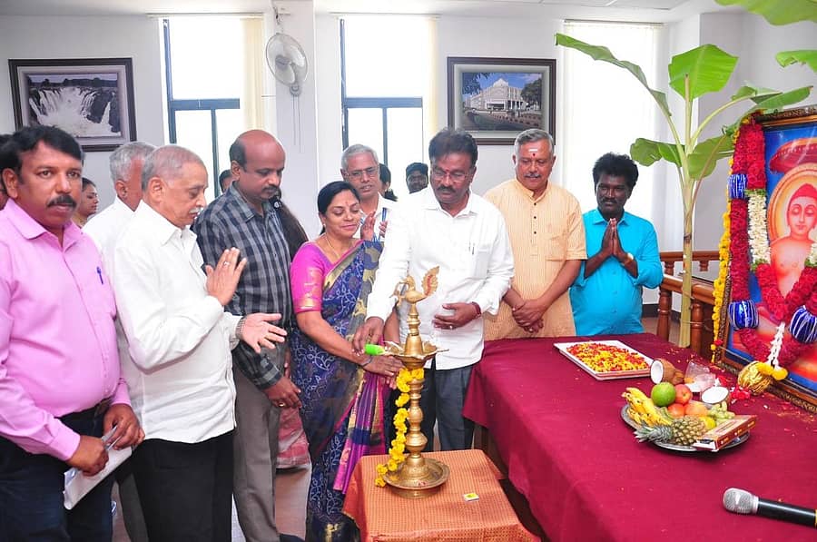 ಜಿಲ್ಲಾಡಳಿತ ಭವನದಲ್ಲಿ ಭಾನುವಾರ ನಡೆದ ಮಹಾವೀರ ಜಯಂತಿ ಕಾರ್ಯಕ್ರಮವನ್ನು ಕೇಂದ್ರ ಬರ ಪರಿಹಾರ ಸಮಿತಿ ಅಧ್ಯಕ್ಷ ಎಂ.ರಾಮಚಂದ್ರ ಅವರು ಉದ್ಘಾಟಿಸಿದರು. ನಗರಸಭೆ ಅಧ್ಯಕ್ಷೆ ಸಿ.ಎಂ.ಆಶಾ ಇತರರು ಇದ್ದರು