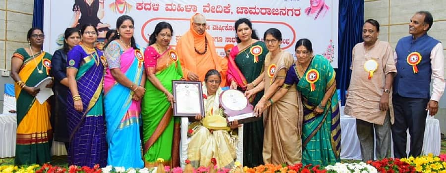 ಚಾಮರಾಜನಗರದಲ್ಲಿ ಅಖಿಲ ಭಾರತ ಶರಣ ಸಾಹಿತ್ಯ ಪರಿಷತ್, ಕದಳಿ ಮಹಿಳಾ ವೇದಿಕೆ ಜಿಲ್ಲಾ ಘಟಕ ಹಮ್ಮಿಕೊಂಡಿದ್ದ ಸಮಾರಂಭದಲ್ಲಿ ಡಾ.ಡಿ.ಶೀಲಾನಂಜಪ್ಪ ಅವರಿಗೆ ‘ಕದಳಿ ಸಿರಿ’ ಪ್ರಶಸ್ತಿ ಪ್ರದಾನ ಮಾಡಲಾಯಿತು. ಸುತ್ತೂರು ಮಠದ ದೇಶಿಕೇಂದ್ರ ಸ್ವಾಮೀಜಿ, ಅರುಣಾದೇವಿ ಯಡಿಯೂರಪ್ಪ, ಎಂ.ಸಿ.ಮೋಹನಕುಮಾರಿ, ಪರಿಮಳಾನಾಗಪ್ಪ, ಸುಶೀಲಾ ಸೋಮಶೇಖರ್ ಇತರರು ಇದ್ದರು