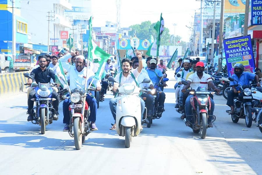 ಚಾಮರಾಜನಗರಕ್ಕೆ ಭಾನುವಾರ ಸಂಜೆ ಬಂದ ಜನತಾ ಜಲಧಾರೆ ರಥವನ್ನು ಜೆಡಿಎಸ್ ಕಾರ್ಯಕರ್ತರು ಬೈಕ್ ರ್ಯಾಲಿ ನಡೆಸಿ ಸ್ವಾಗತಿಸಿದರು