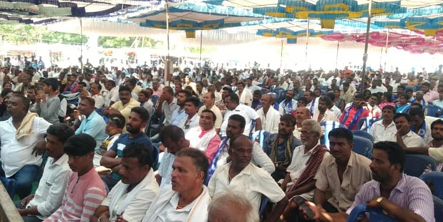 ನಾಗಮಂಗಲ ಪಟ್ಟಣದ ಬಡಗೂಡಮ್ಮ ದೇವಾಲಯದ ಆವರಣದಲ್ಲಿ ನಡೆದ ಡಾ.ಬಿ.ಆರ್.ಅಂಬೇಡ್ಕರ್ ಜಯಂತಿಯಲ್ಲಿ ಭಾಗವಹಿಸಿದ್ದ ಸಾರ್ವಜನಿಕರು