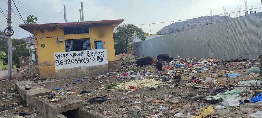 ಗಂಗಾವತಿ ನಗರದ 2ನೇ ವಾರ್ಡಿನಲ್ಲಿ ಸಾರ್ವಜನಿಕ ಶೌಚಾಲಯ ದುರಸ್ತಿಗೆ ಕಾದು ಅಸ್ವಚ್ಚತೆಯಿಂದ ದುರ್ವಾಸನೆ ಬೀರುತ್ತಿರುವುದು