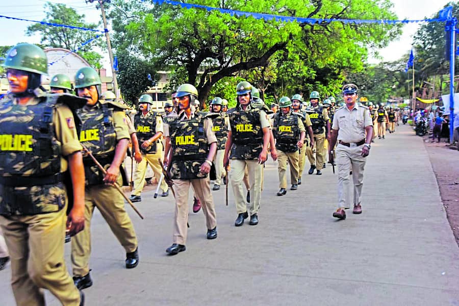 ಗಲಭೆ ನಡೆದ ಹಳೇ ಹುಬ್ಬಳ್ಳಿ ಪ್ರದೇಶದಲ್ಲಿ ಪೊಲೀಸರು ಭಾನುವಾರ ಪಥ ಸಂಚಲನ ನಡೆಸಿದರು – ಪ್ರಜಾವಾಣಿ ಚಿತ್ರ