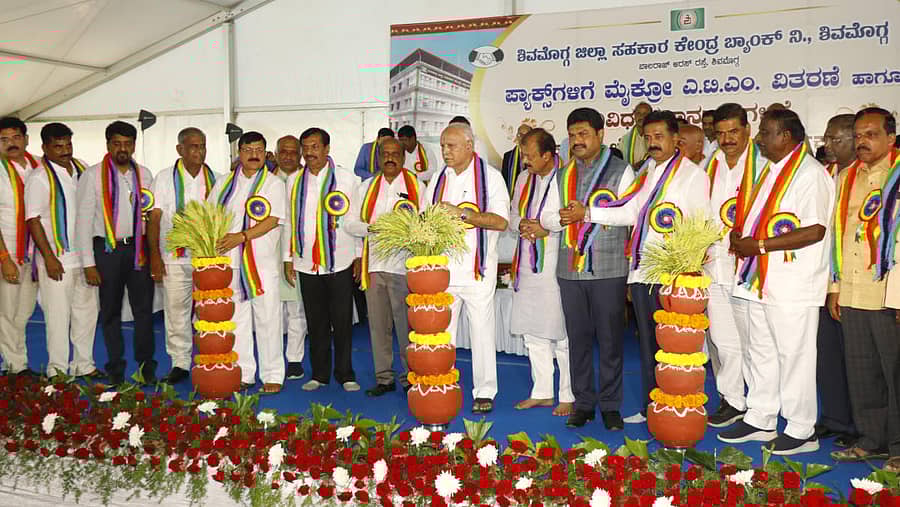 ಶಿವಮೊಗ್ಗದಲ್ಲಿ ಸೋಮವಾರ ಡಿಸಿಸಿ ಬ್ಯಾಂಕ್ ಆಯೋಜಿಸಿದ್ದ ಪ್ರಾಥಮಿಕ ಕೃಷಿ ಪತ್ತಿನ ಸಹಕಾರ ಸಂಘಗಳಿಗೆ ಮೈಕ್ರೋ ಎಟಿಎಂ ವಿತರಣೆ, ವಿವಿಧ ಫಲಾನುಭವಿಗಳಿಗೆ ಸಾಲದ ಚೆಕ್ ವಿತರಣಾ ಕಾರ್ಯಕ್ರಮವನ್ನು ಮಾಜಿ ಮುಖ್ಯಮಂತ್ರಿ ಬಿ.ಎಸ್.ಯಡಿಯೂರಪ್ಪ ಉದ್ಘಾಟಿಸಿದರು. ಸಚಿವರಾದ ಆರಗ ಜ್ಞಾನೇಂದ್ರ, ನಾರಾಯಣ ಗೌಡ, ಸಂಸದ ಬಿ.ವೈ.ರಾಘವೇಂದ್ರ ಮತ್ತಿತರರು ಇದ್ದಾರೆ.