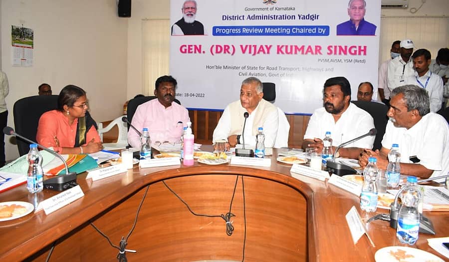 ಯಾದಗಿರಿ ಜಿಲ್ಲಾಧಿಕಾರಿ ಕಚೇರಿ ಸಭಾಂಗಣದಲ್ಲಿ ನಡೆದ ಅಧಿಕಾರಿಗಳ ಸಭೆಯಲ್ಲಿ ಕೇಂದ್ರ ಸಚಿವ ಡಾ.ವಿ.ಕೆ.ಸಿಂಗ್ ಮಾತನಾಡಿದರು