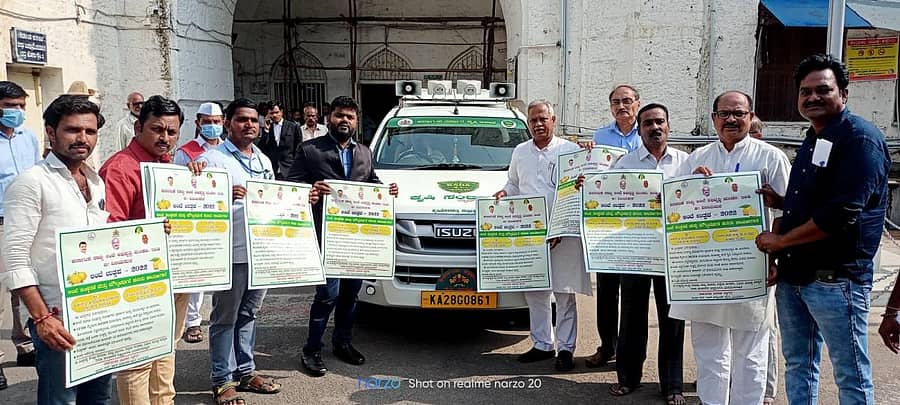 ವಿಜಯಪುರದಲ್ಲಿ ಸೋಮವಾರ ‘ಲಿಂಬೆ ಉತ್ಸವ‘ದ ಕರಪತ್ರಗಳನ್ನುಲಿಂಬೆ ಅಭಿವೃದ್ಧಿ ಮಂಡಳಿ ಅಧ್ಯಕ್ಷ ಅಶೋಕ ಅಲ್ಲಾಪೂರ, ಜಿಲ್ಲಾಧಿಕಾರಿ ಪಿ.ಸುನೀಲ್ಕುಮಾರ್ ಬಿಡುಗಡೆಗೊಳಿಸಿದರು