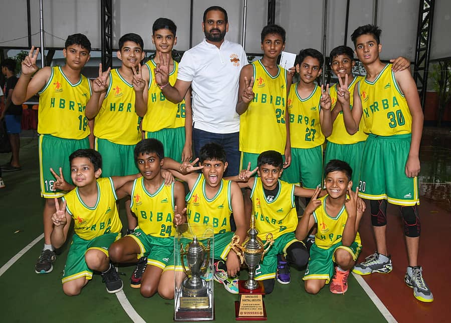 ಪ್ರಶಸ್ತಿಯೊಂದಿಗೆ ಎಚ್ಬಿಆರ್ ಬಾಲಕರ ಬ್ಯಾಸ್ಕೆಟ್ಬಾಲ್ ತಂಡ: (ಎಡದಿಂದ) ನಿಂತವರು– ಆರುಷ್, ಶೌರ್ಯ, ಉತ್ಕರ್ಷ್, ನರೇಶ್ (ಕೋಚ್), ರಿಷಿತ್, ಆದಿತ್ಯ, ನಿಖಿಲ್ ಮತ್ತು ಸಂವೇಗ್. ಕುಳಿತವರು– ದನಿಶ್, ಕೆನೆತ್, ಅಭಯ್, ಚತ್ಮುರ ಮತ್ತು ರಿಧಮ್.