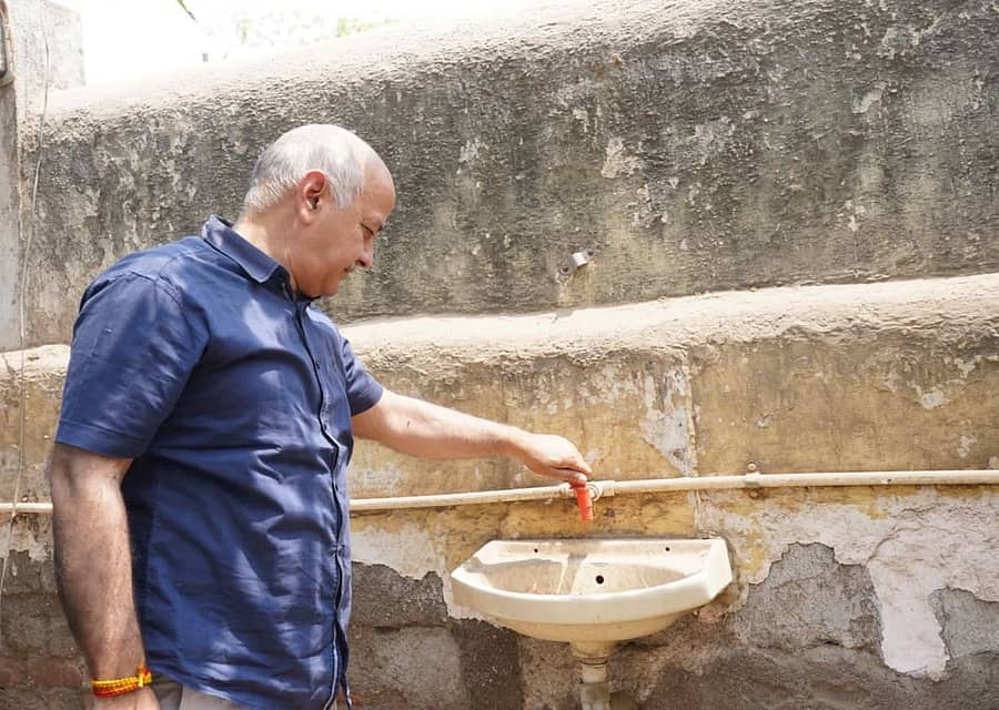 ಗುಜರಾತ್‌ನ ಶಾಲೆಯೊಂದರ ಸ್ಥಿತಿ ಪರಿಶೀಲಿಸುತ್ತಿರುವ ಮನೀಶ್‌ ಸಿಸೋಡಿಯಾ 