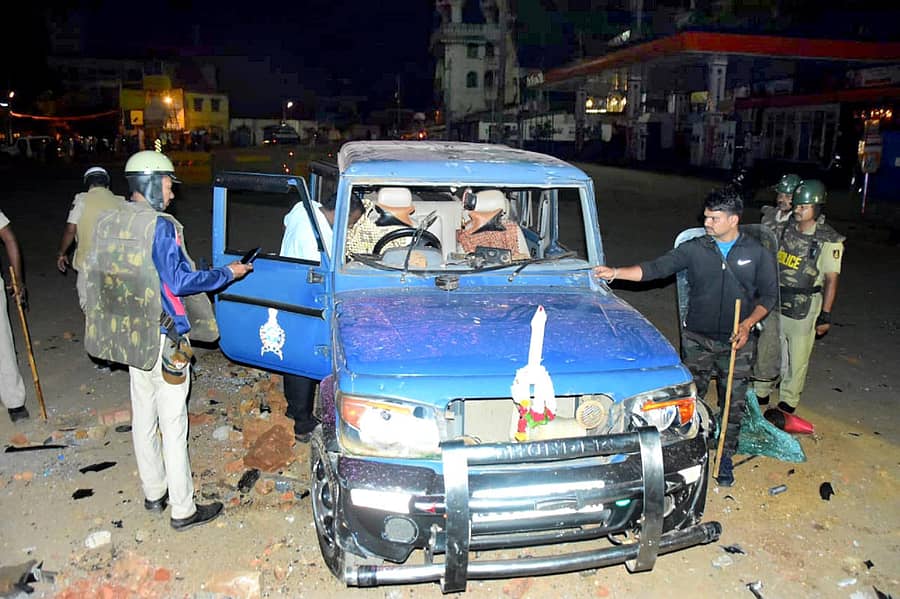 ಹುಬ್ಬಳ್ಳಿಯ ಇಂಡಿ ಪಂಪ್ ಬಳಿಯ ಹಳೇ ಹುಬ್ಬಳ್ಳಿ ಪೊಲೀಸ್ ಠಾಣೆ ಬಳಿ ನಡೆದ ಗಲಭೆಯಲ್ಲಿ ಕಿಡಿಗೇಡಿಗಳ ಕಲ್ಲು ತೂರಾಟದಿಂದಾಗಿ ಜಖಂಗೊಂಡ ಪೊಲೀಸ್‌ ವಾಹನ  - ಪ್ರಜಾವಾಣಿ ಚಿತ್ರ