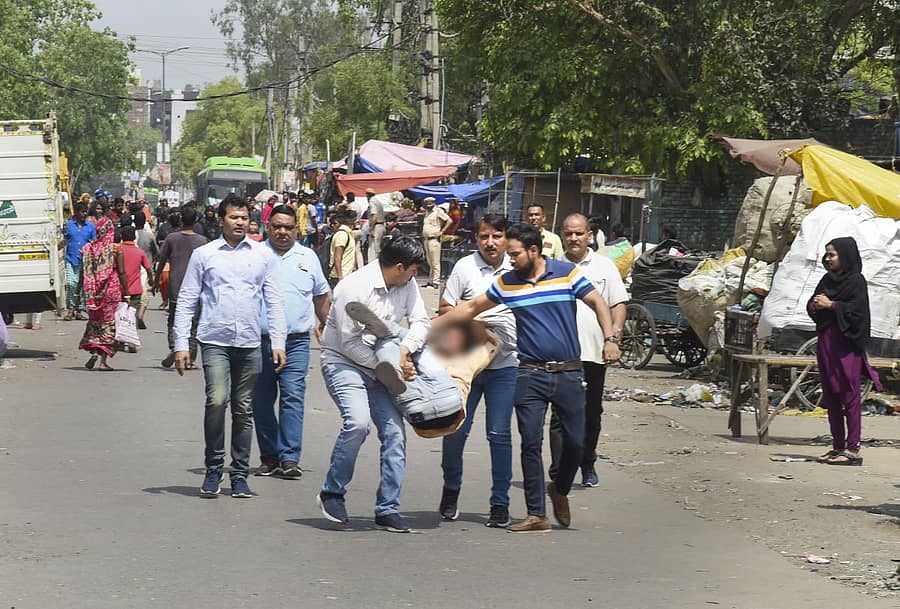 ಜಹಾಂಗಿರ್ಪುರಿ ಹಿಂಸಾಚಾರದ ತನಿಖೆ ನಡೆಸುತ್ತಿರುವ ಪೊಲೀಸರು ಸೋಮವಾರ ವ್ಯಕ್ತಿಯೊಬ್ಬರನ್ನು ವಶಕ್ಕೆ ಪಡೆದರು –ಪಿಟಿಐ ಚಿತ್ರ