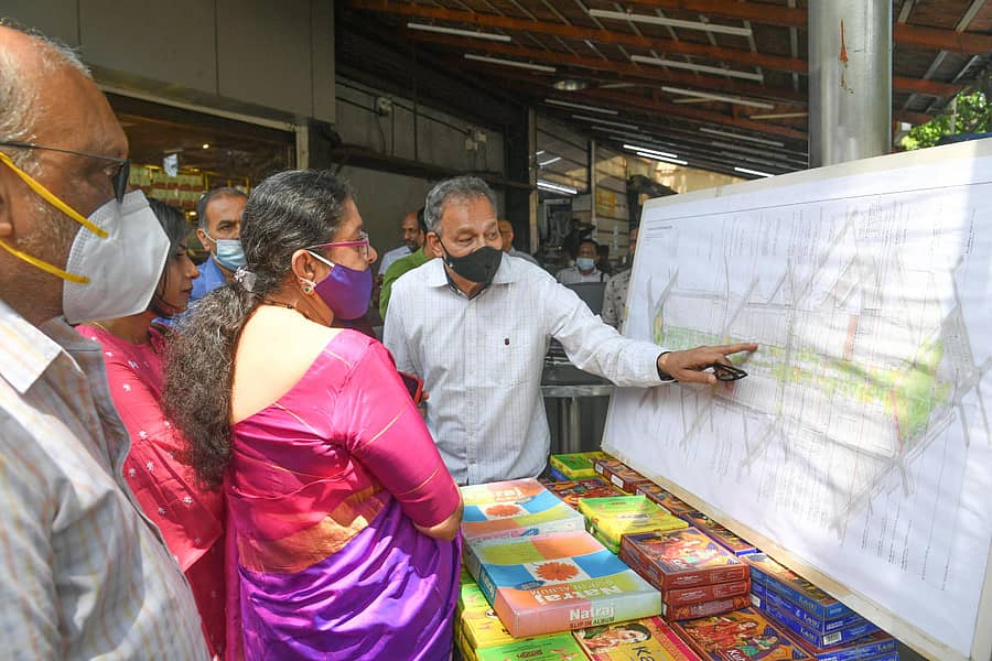 ಗಾಂಧಿ ಬಜಾರ್ನಲ್ಲಿ ನಗರ ಭೂಸಾರಿಗೆ ನಿರ್ದೇಶನಾಲಯದ(ಡಲ್ಟ್) ರೂಪಿಸಿರುವ ಯೋಜನೆಯ ನೀಲ ನಕಾಶೆಯನ್ನು ಸ್ಥಳೀಯರು ಸೋಮವಾರ ವೀಕ್ಷಿಸಿದರು – ಪ್ರಜಾವಾಣಿ ಚಿತ್ರ