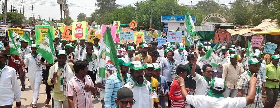 ಸೇಡಂನಲ್ಲಿ ಸೋಮವಾರ ಜೆಡಿಎಸ್ ಮುಖಂಡರು ಮತ್ತು ಕಾರ್ಯಕರ್ತರಿಂದ ಪ್ರತಿಭಟನಾ ಮೆರವಣಿಗೆ ನಡೆಯಿತು