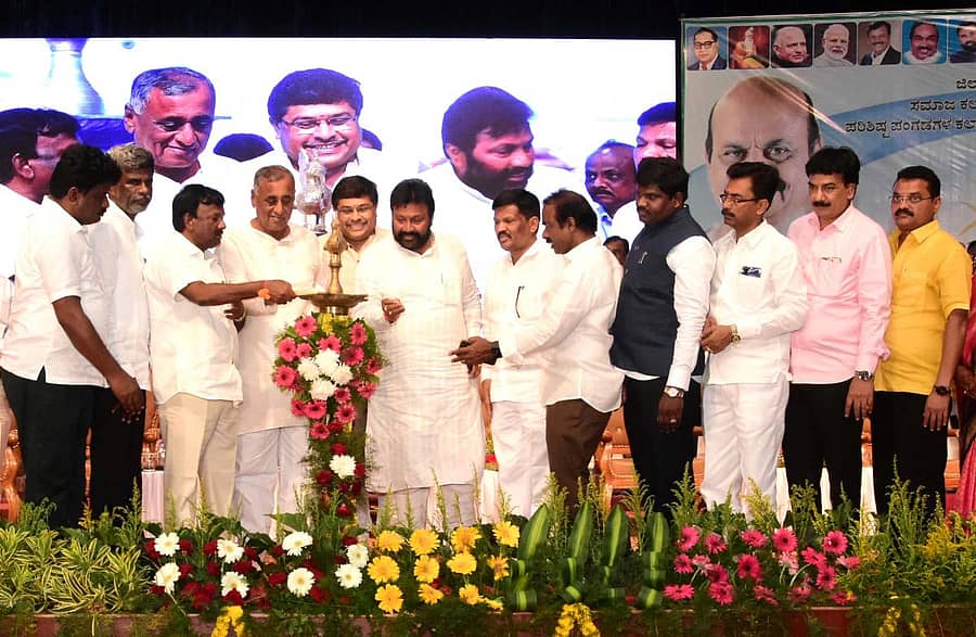 ಚಿತ್ರದುರ್ಗದಲ್ಲಿ ಸೋಮವಾರ ಹಮ್ಮಿಕೊಳ್ಳಲಾಗಿದ್ದ ಅಂತ್ಯೋದಯ ಸಮಾರಂಭವನ್ನು ಕೇಂದ್ರ ಸಚಿವ ಎ.ನಾರಾಯಣಸ್ವಾಮಿ ಉದ್ಘಾಟಿಸಿದರು. ಶಾಸಕ ಕೆ.ಚಿದಾನಂದಗೌಡ, ಸಚಿವ ಕೋಟ ಶ್ರೀನಿವಾಸ ಪೂಜಾರಿ, ಶಾಸಕರಾದ ಜಿ.ಎಚ್. ತಿಪ್ಪಾರೆಡ್ಡಿ, ಕೆ.ಎಸ್. ನವೀನ್, ಜಿಲ್ಲಾ ಉಸ್ತುವಾರಿ ಸಚಿವ ಬಿ.ಸಿ. ಪಾಟೀಲ, ಶಾಸಕರಾದ ಗೂಳಿಹಟ್ಟಿ ಶೇಖರ್, ಎನ್. ರವಿಕುಮಾರ್ ಇದ್ದಾರೆ.