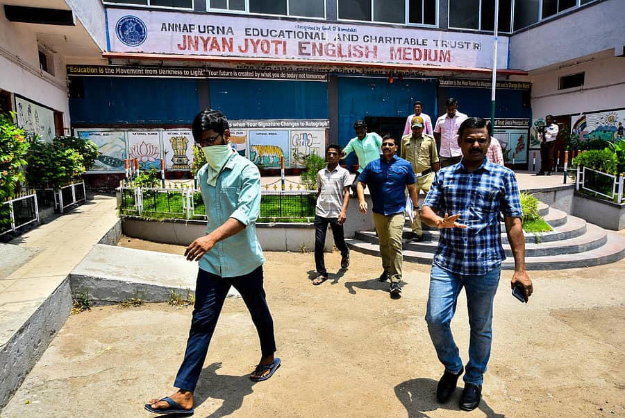 ಪಿಎಸ್ಐ ನೇಮಕಾತಿ ಪರೀಕ್ಷೆ ಪ್ರಕರಣದಲ್ಲಿ ಬಂಧಿತರನ್ನು (ಮುಖಕ್ಕೆ ಬಟ್ಟೆ ಕಟ್ಟಿಕೊಂಡವರು) ಸಿಐಡಿ ಅಧಿಕಾರಿಗಳು ಸೋಮವಾರ ಕಲಬುರಗಿಯ ಜ್ಞಾನಜ್ಯೋತಿ ಇಂಗ್ಲಿಷ್ ಮಾಧ್ಯಮ ಶಾಲೆಗೆ ಕರೆತಂದು ವಿಚಾರಣೆ ನಡೆಸಿದರು