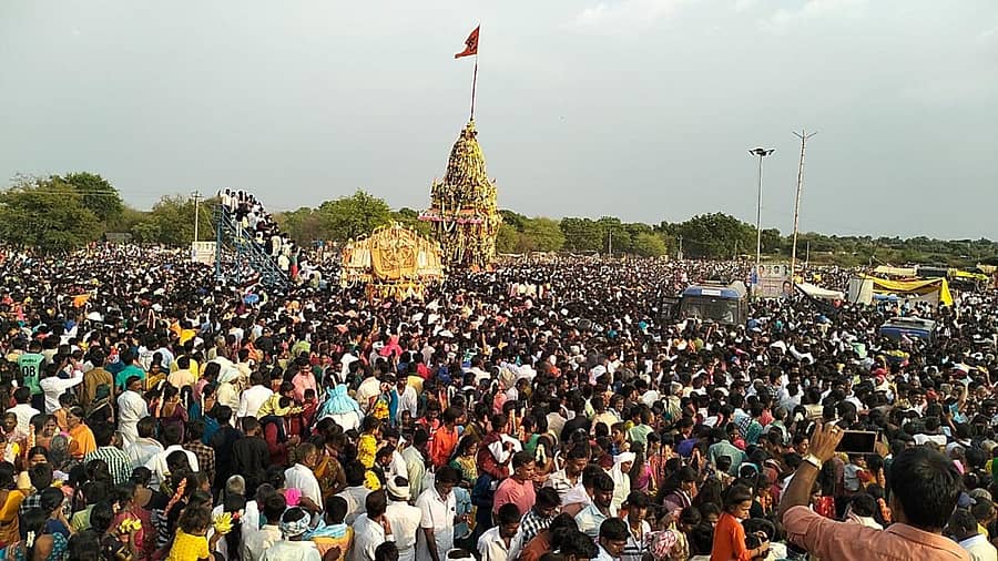 ಹಿರಿಯೂರು ತಾಲ್ಲೂಕಿನ ವದ್ದೀಗೆರೆ ಗ್ರಾಮದಲ್ಲಿ ಸೋಮವಾರ ನಡೆದ ಸಿದ್ದೇಶ್ವರ (ಕಾಲಭೈರವೇಶ್ವರ)ಸ್ವಾಮಿ ಬ್ರಹ್ಮ ರಥೋತ್ಸವದಲ್ಲಿ ಸಾವಿರಾರು ಭಕ್ತರು ಪಾಲ್ಗೊಂಡಿದ್ದರು.