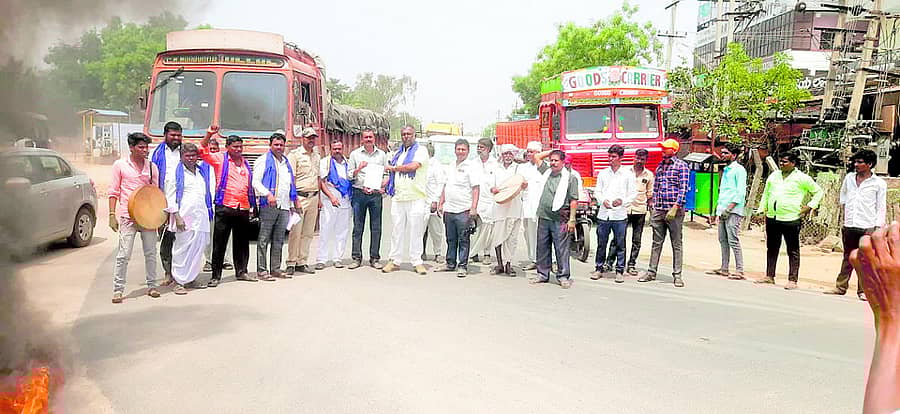 ಸುರಪುರದಲ್ಲಿ ಸೋಮವಾರ ದಲಿತ, ಹಿಂದುಳಿದ ಮತ್ತು ಅಲ್ಪಸಂಖ್ಯಾತರ ಒಕ್ಕೂಟದ ಮುಖಂಡರು ರಸ್ತೆ ತಡೆ ನಡೆಸಿ ಪ್ರತಿಭಟಿಸಿದರು