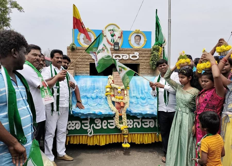 ನಾಗಮಂಗಲ ತಾಲ್ಲೂಕಿನ ಬೋಗಾದಿ ಗ್ರಾಮದಲ್ಲಿ ಜನತಾ ಜಲಧಾರೆ ರಥಕ್ಕೆ ಶಾಸಕ ಸುರೇಶ್ ಗೌಡ ಪೂಜೆ ಸಲ್ಲಿಸಿ ಚಾಲನೆ ನೀಡಿದರು