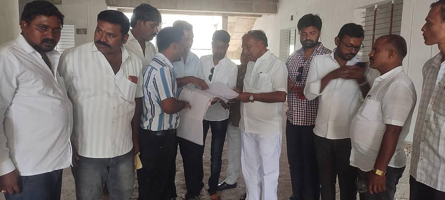 ಗಂಗಾವತಿ ನಗರದ ನೂತನ ನಗರಸಭೆ ಕಟ್ಟಡ ಕಾಮಗಾರಿ ಸ್ಥಳಕ್ಕೆ ಶಾಸಕ ಪರಣ್ಣ ಮುನವಳ್ಳಿ ಭೇಟಿ ನೀಡಿ, ಅಧಿಕಾರಿಗಳ ಬಳಿ ಕಾಮಗಾರಿ ಕುರಿತು ಚರ್ಚಿಸಿದರು