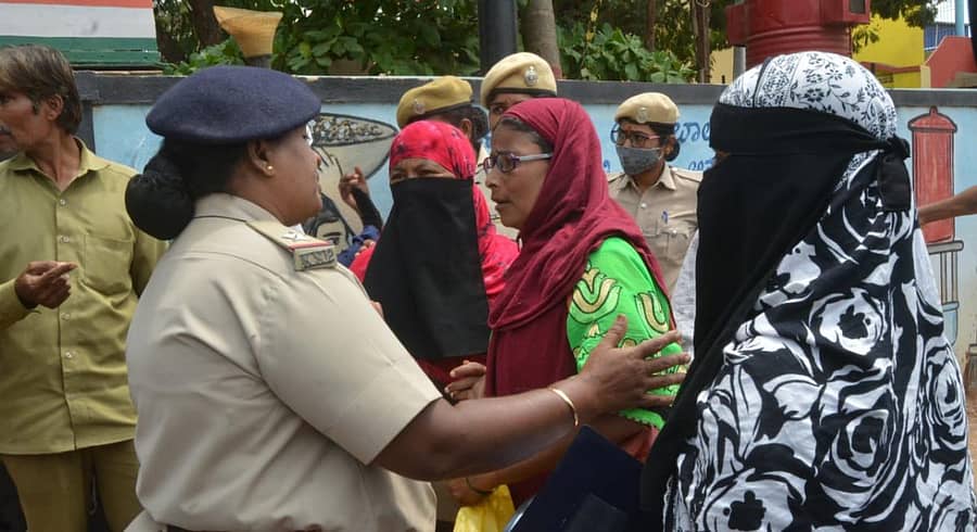 ಹುಬ್ಬಳ್ಳಿಯಲ್ಲಿ ನಡೆದ ಗಲಭೆಯಲ್ಲಿ ತಮ್ಮ ಕುಟುಂಬದ ಅಮಾಯಕರನ್ನು ಬಂಧಿಸಲಾಗಿದೆ ಎಂದು ಆರೋಪಿಸಿ, ಹಳೇ ಹುಬ್ಬಳ್ಳಿ ಪೊಲೀಸ್ ಠಾಣೆ ಎದುರು ಮಂಗಳವಾರ ಜಮಾಯಿಸಿದ್ದ ಮಹಿಳೆಯರಿಗೆ ಮನೆಗೆ ಹೋಗುವಂತೆ ಪೊಲೀಸರು ಸೂಚಿಸಿದರು– ಪ್ರಜಾವಾಣಿ ಚಿತ್ರ