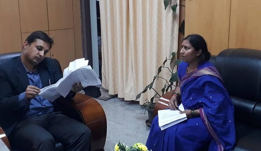 ಶಾಸಕಿ ಎಂ.ರೂಪಕಲಾ ಅವರು ಕೆಜಿಎಫ್ ಕ್ಷೇತ್ರದ ಅಭಿವೃದ್ಧಿ ವಿಚಾರವಾಗಿ ಕೋಲಾರದಲ್ಲಿ ಮಂಗಳವಾರ ಜಿಲ್ಲಾಧಿಕಾರಿ ವೆಂಕಟ್ರಾಜಾ ಜತೆ ಚರ್ಚೆ ನಡೆಸಿದರು